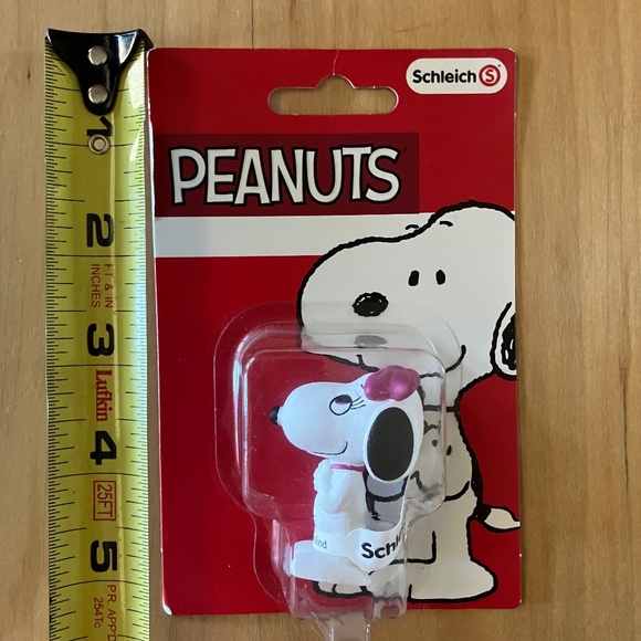 Schleich Belle with clasped hands in front - Peanuts - Belle Figurine - 22032 - Picture 4 of 6